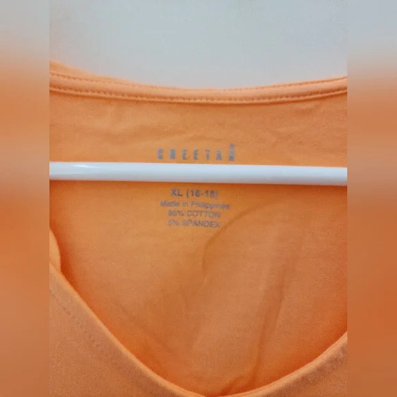 NWT Workout Running Top Lightweight with Hood and Kangaroo Pouch - Picture 3 of 3